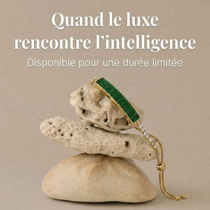 [FR] Bracelet Tetra or et vert impérial posé sur des pierres